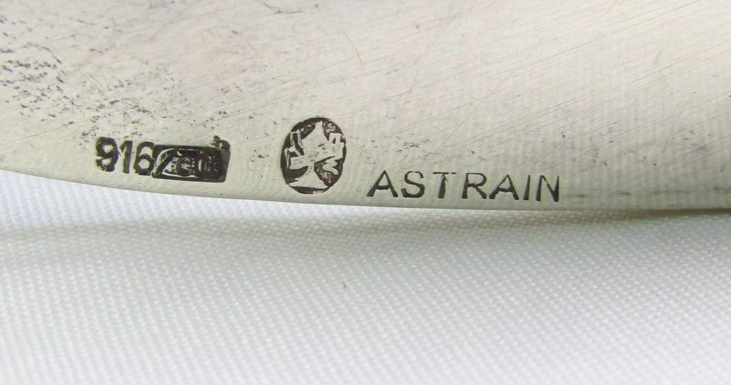 Punzón de pureza 916 junto al sello del fabricante ASTRAIN en una pieza de plata española